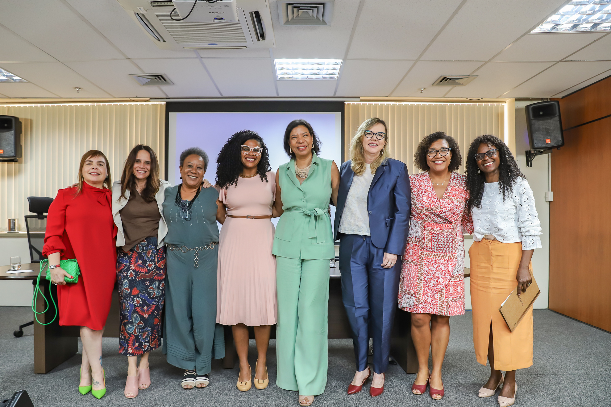 #ParaTodosVerem: oito mulheres posam para foto. 