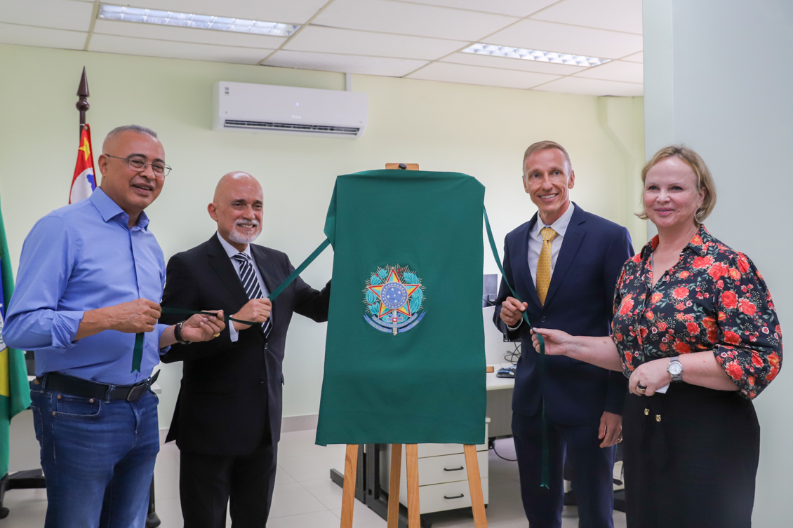 Dr. Samuel descerra a placa alusiva ao lado das demais autoridades.