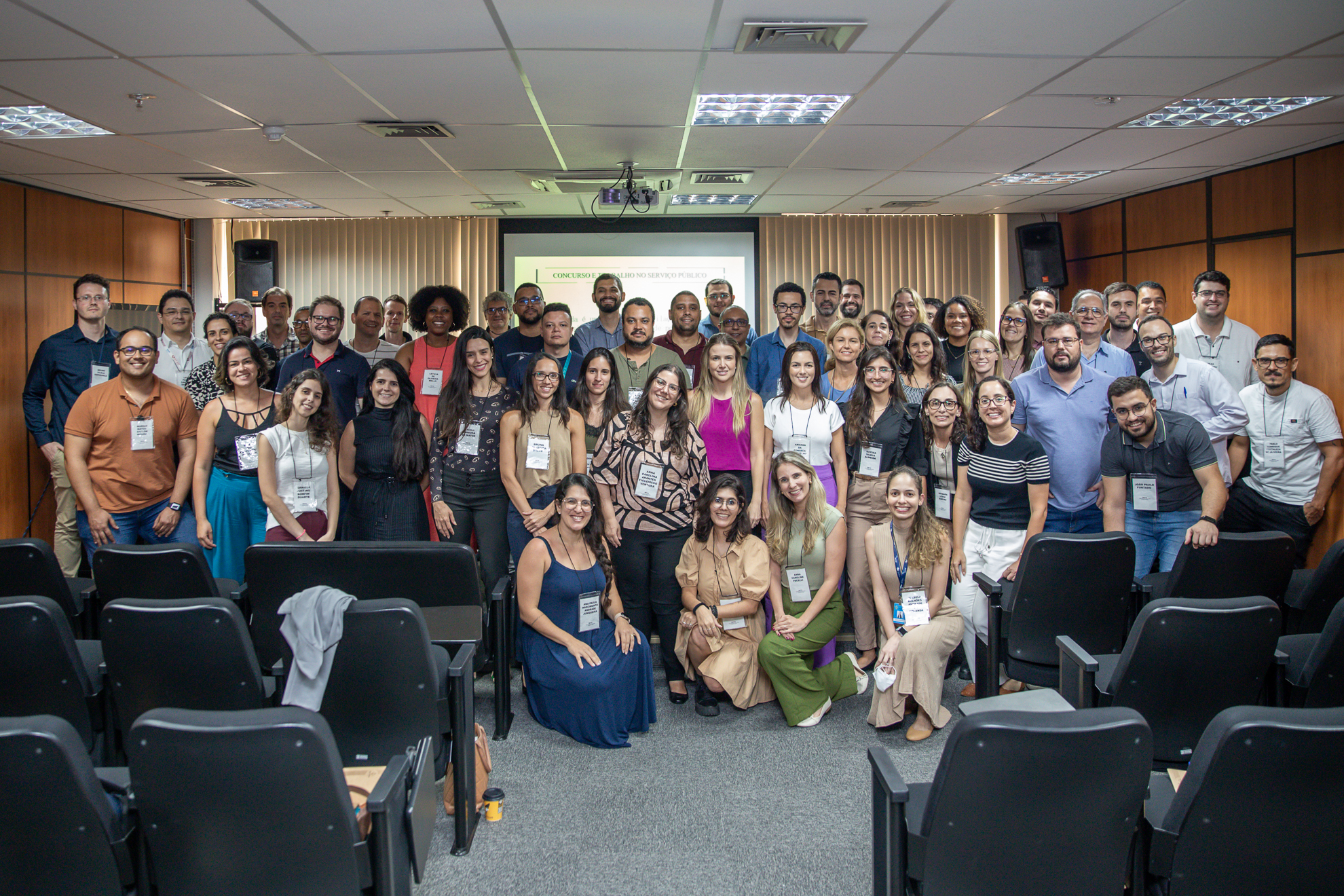 #ParaTodosVerem: servidores posam para foto no auditório da EJud-15.