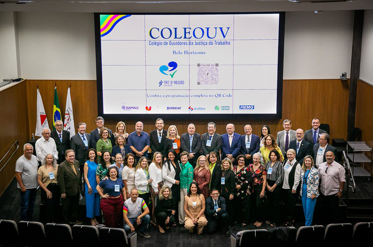 foto geral dos participantes do Coleouv