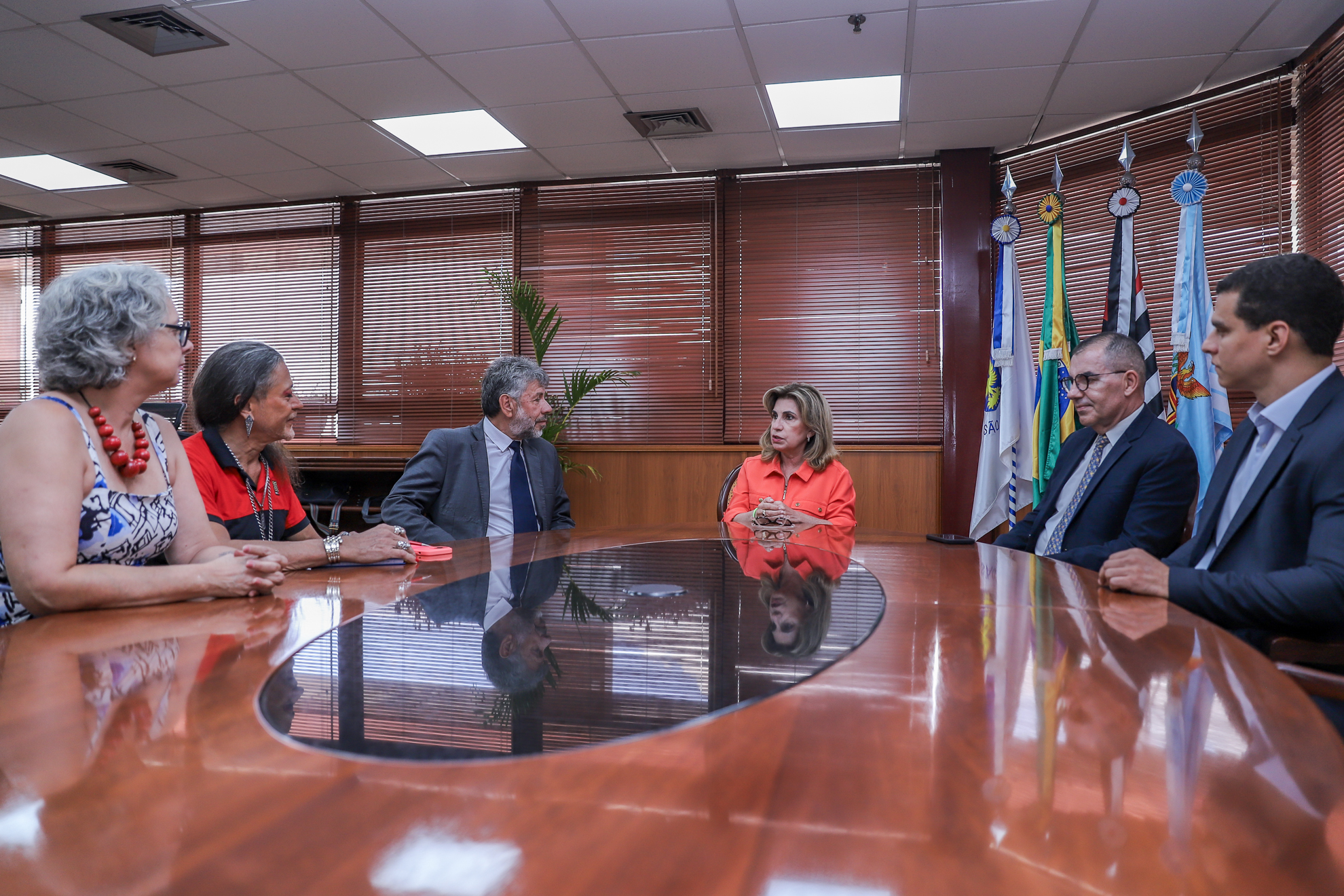 Presidente Ana Paula, o diretor-geral Adlei e os representantes do Sindiquinze estão sentados à mesa, no gabinete da Presidência