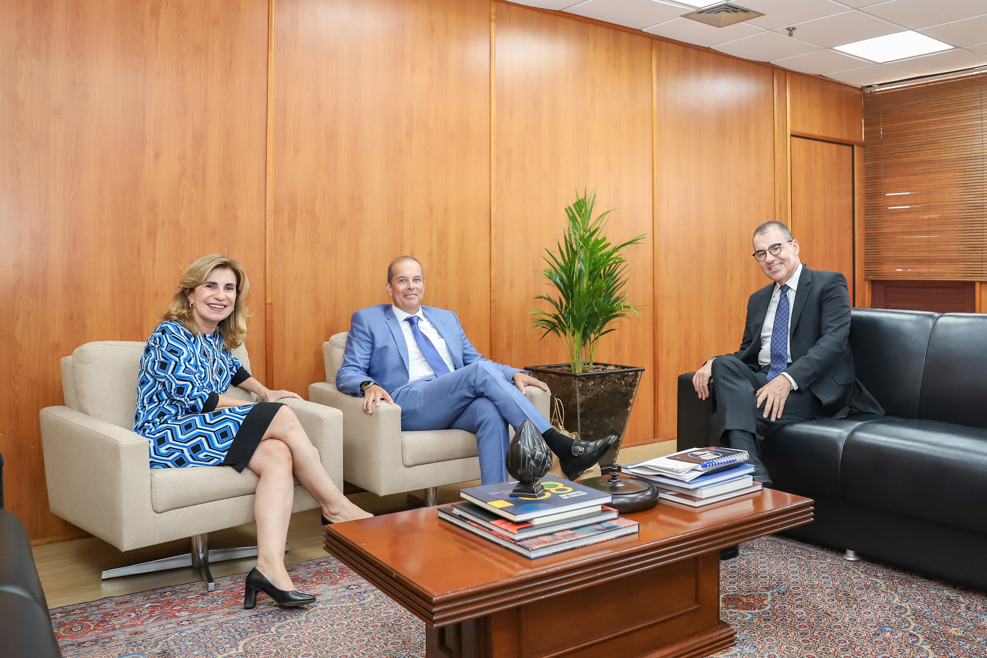 A magistrada Ana Paula posa para a foto com Antônio Carlos e Adlei.