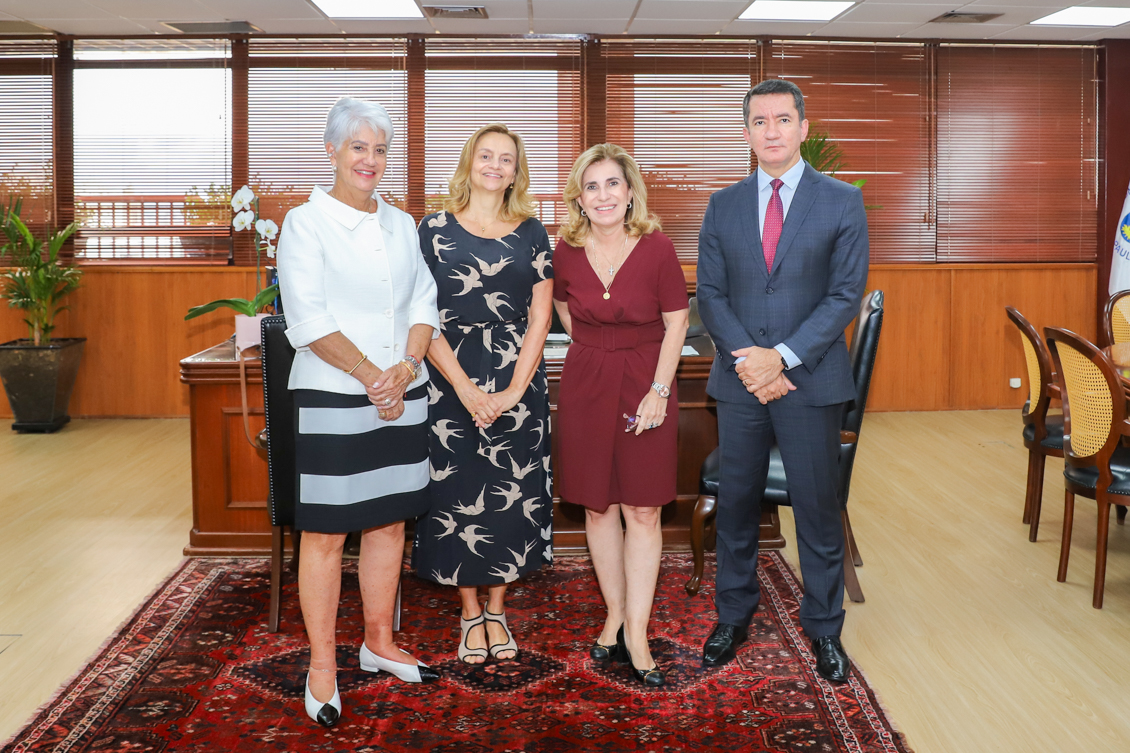 #ParaTodosVerem: presidente, corregedor posam para foto com duas dirigentes da AATS