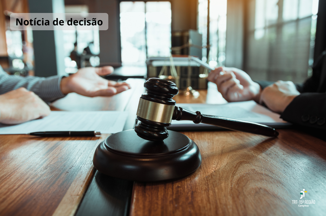 mãos em posições argumentativas sobre uma mesa de madeira, com papéis e o martelo da justiça