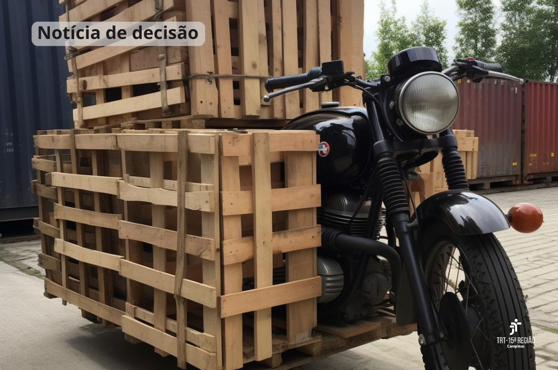 carregamento de material de madeira em uma moto