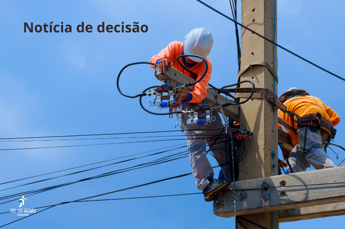 dois trabalhadores conectando fios em um poste de energia elétrica