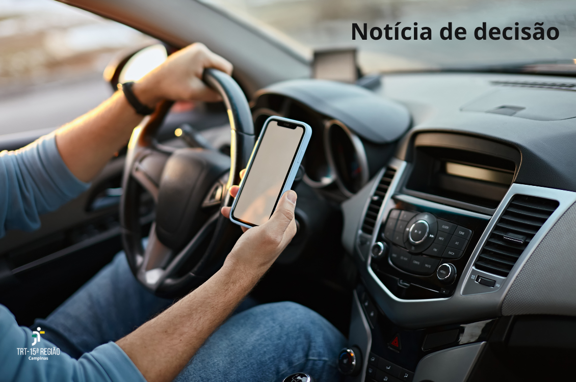 motorista está dirigindo e usando o celular 