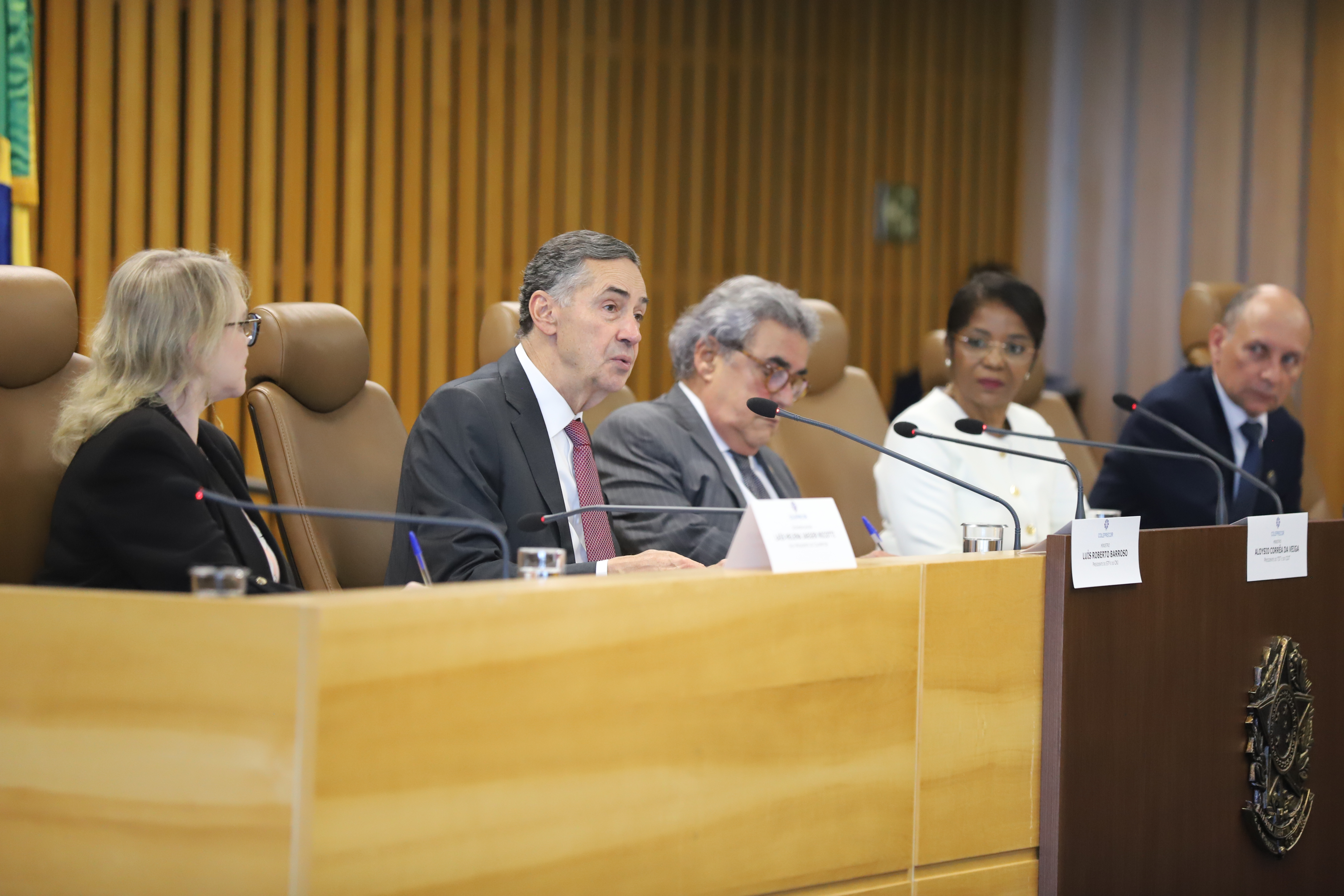 autoridades na mesa alta durante abertura do Coleprecor no TST em Brasília