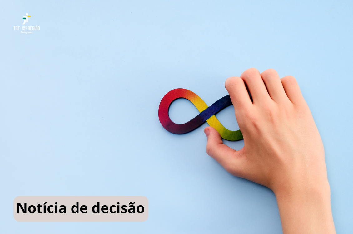 quadro azul claro com uma mão de adolescente sobre o símbolo do infinito colorido que faz referência ao autismo