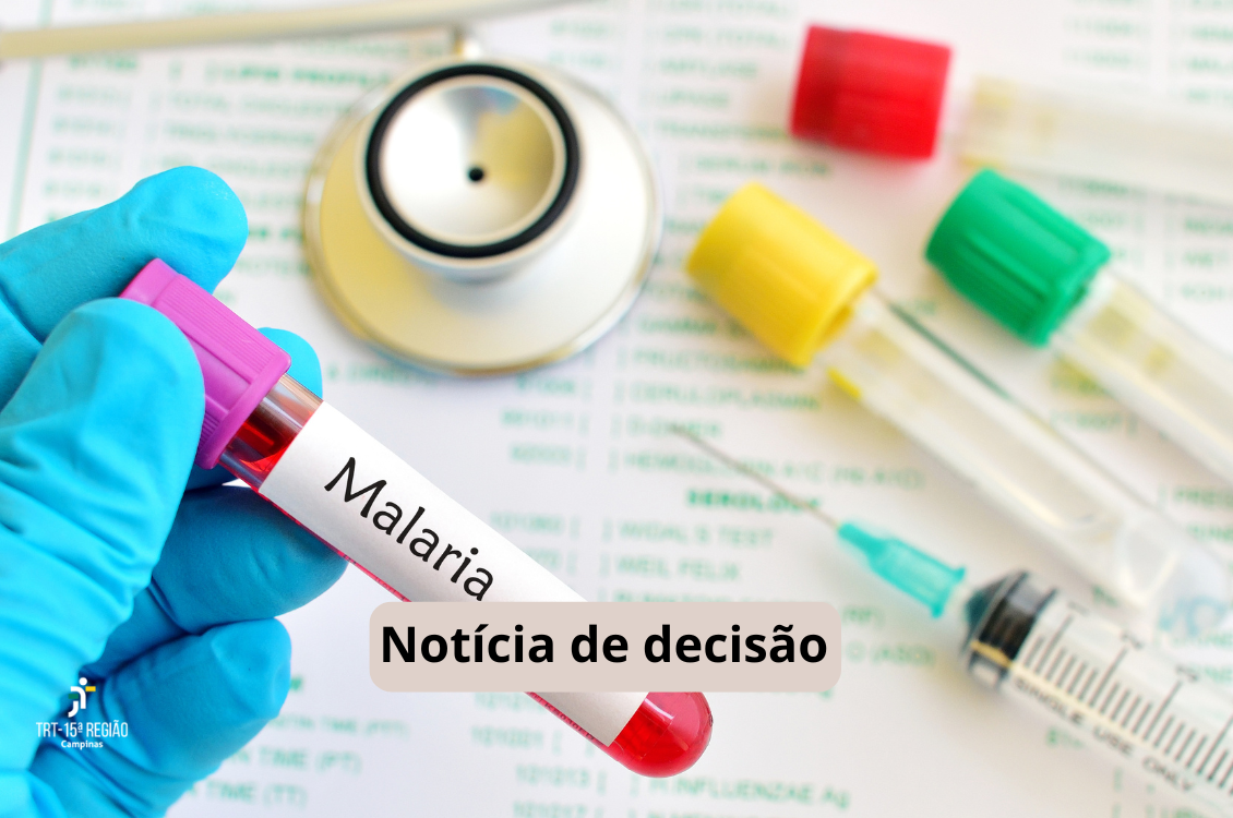 imagem remete a teste de malária, com uma mão com luvas azuis segurando um tudo de ensaio. No centro, o texto em preto: notícia de decisão. No canto inferior esquerdo da tela, o logotipo do TRT-15.