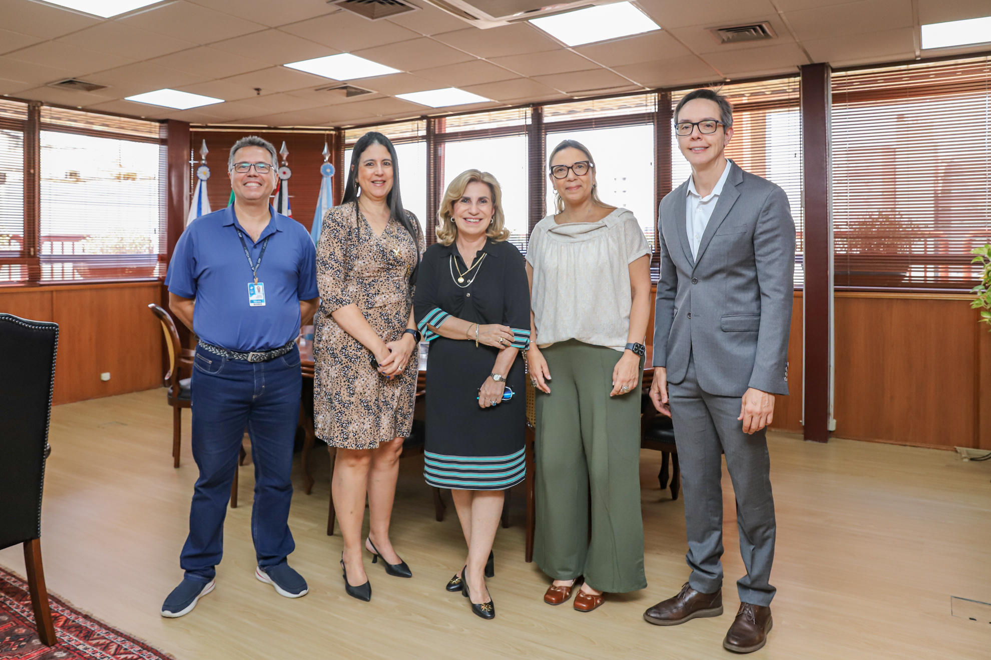 foto posada dos participantes da reunião, todos de pé, no gabinete da Presidência