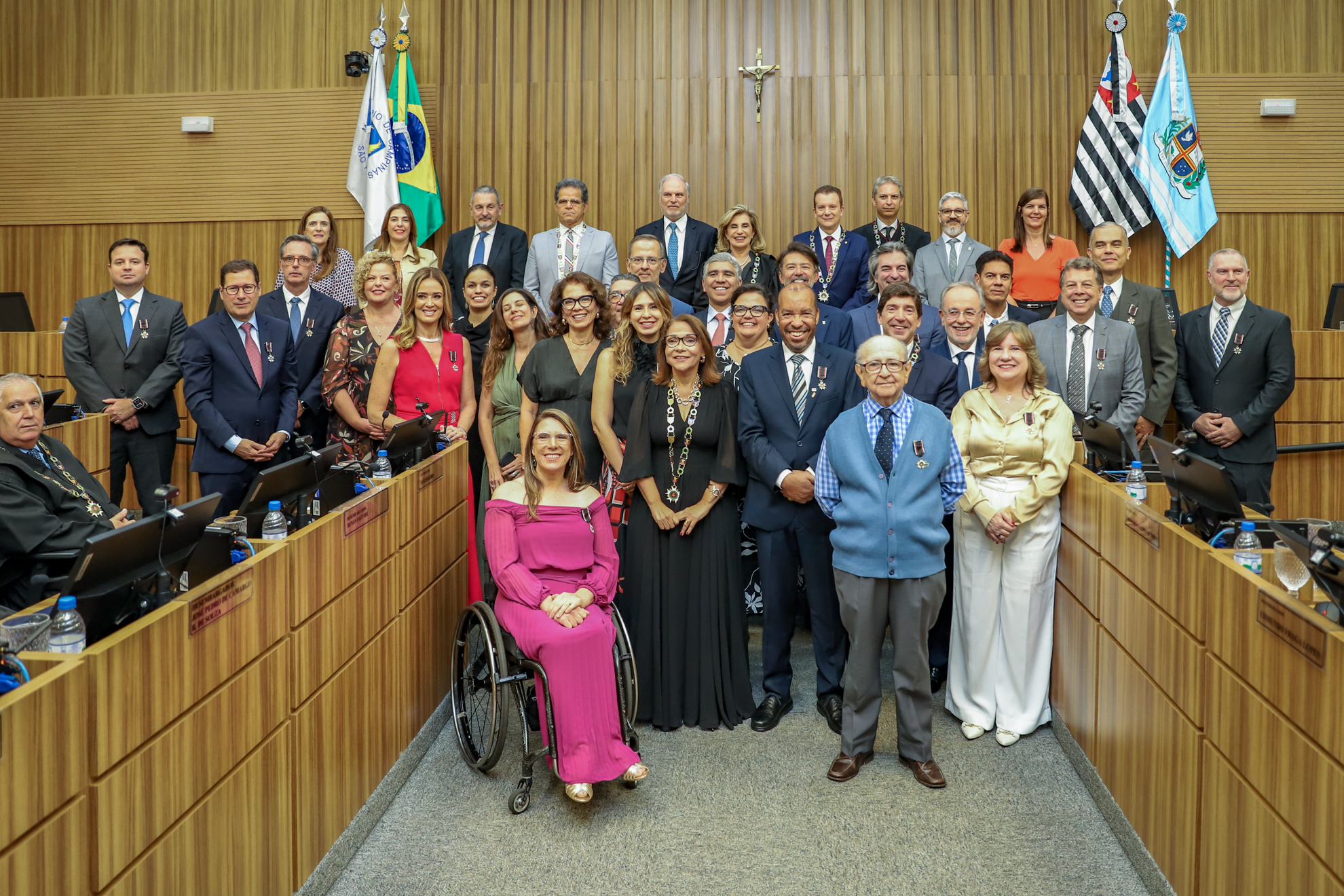 foto posada de todos os homenageados no plenário do TRT-15