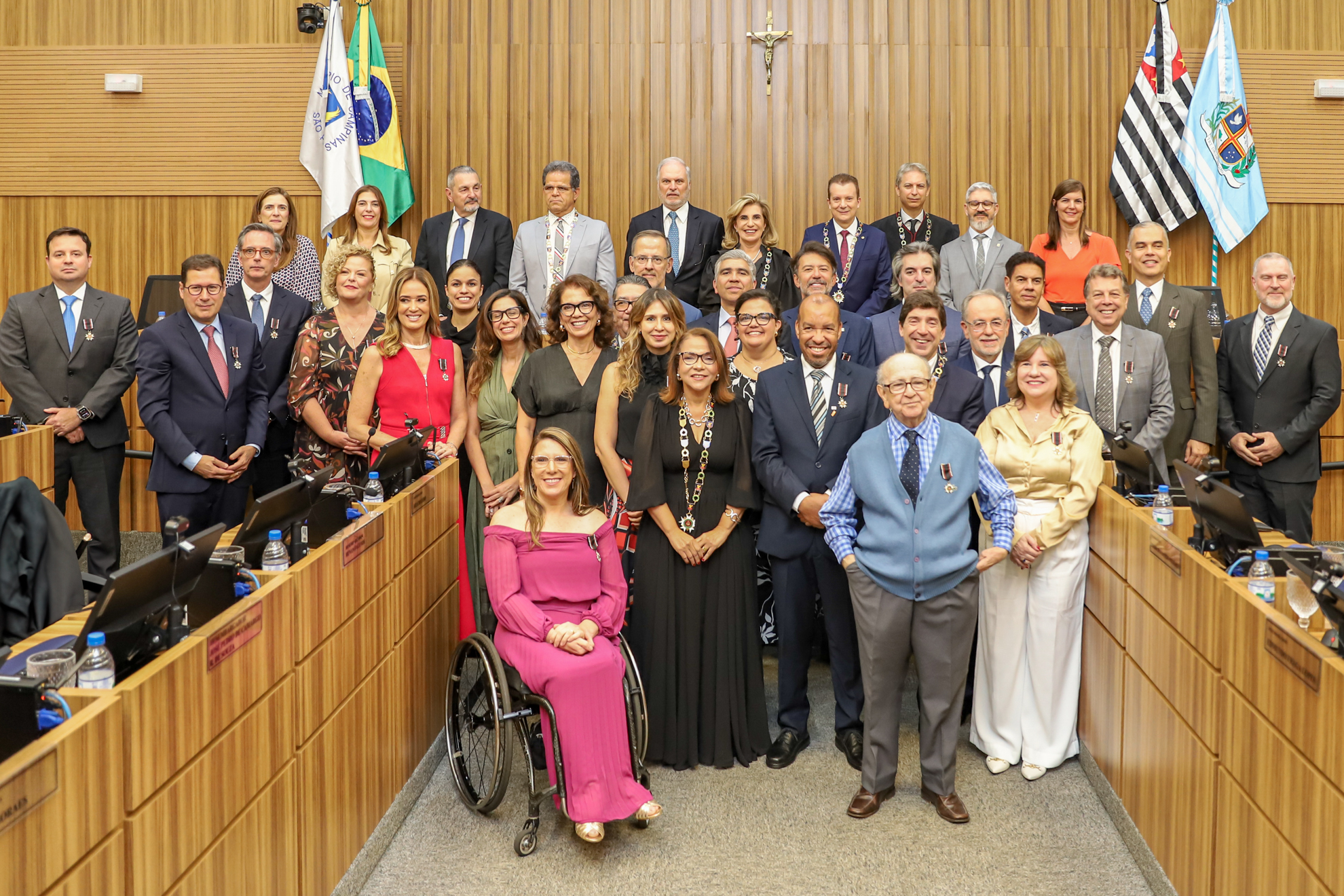 Componentes da mesa de abertura e homenageados posam para foto