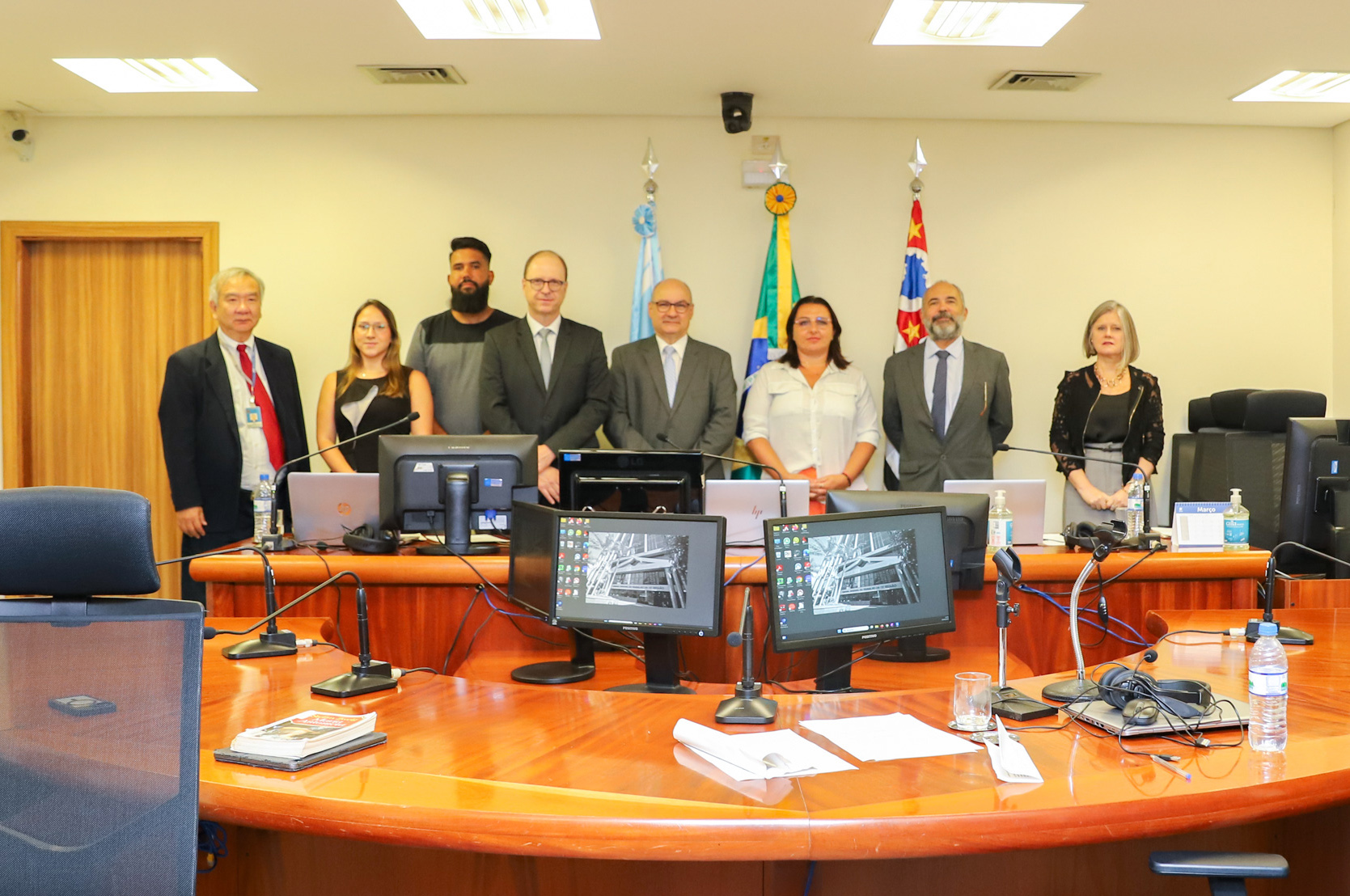 foto posada dos participantes da audiência na sala de dissídios coletivos com o Dr. Canicoba ao centro