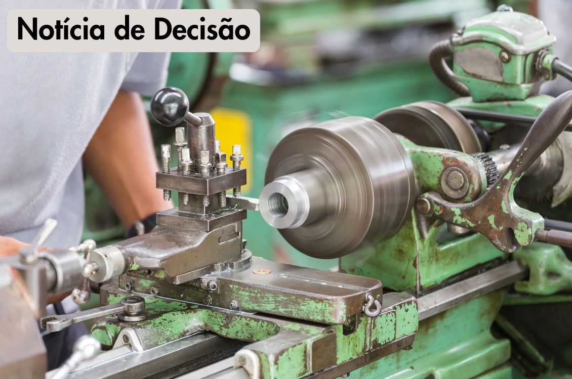 Banner retrata um trabalhador manuseando uma máquina de torno.