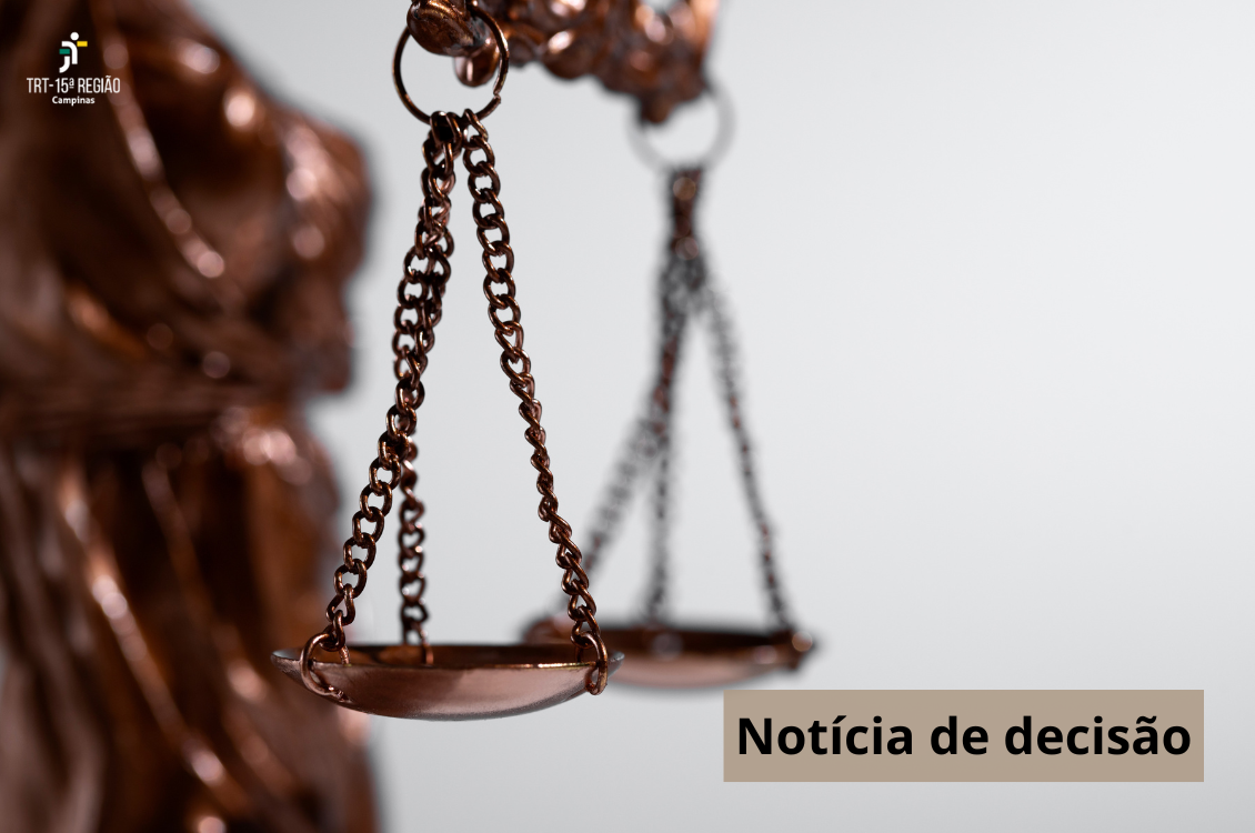 no lado esquerdo da imagem na tela, estátua parcial da Justiça com a balança em bronze. Acima, o logotipo do TRT-15. À direita, os dizeres: notícia de decisão em preto dentro de uma caixa bege.
