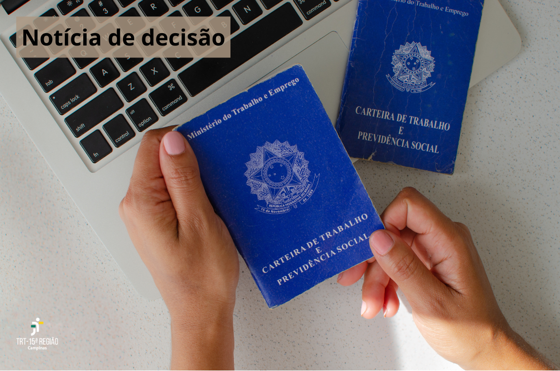 teclado de notebook com mãos femininas segurando uma carteira de trabalho com outra do lado.