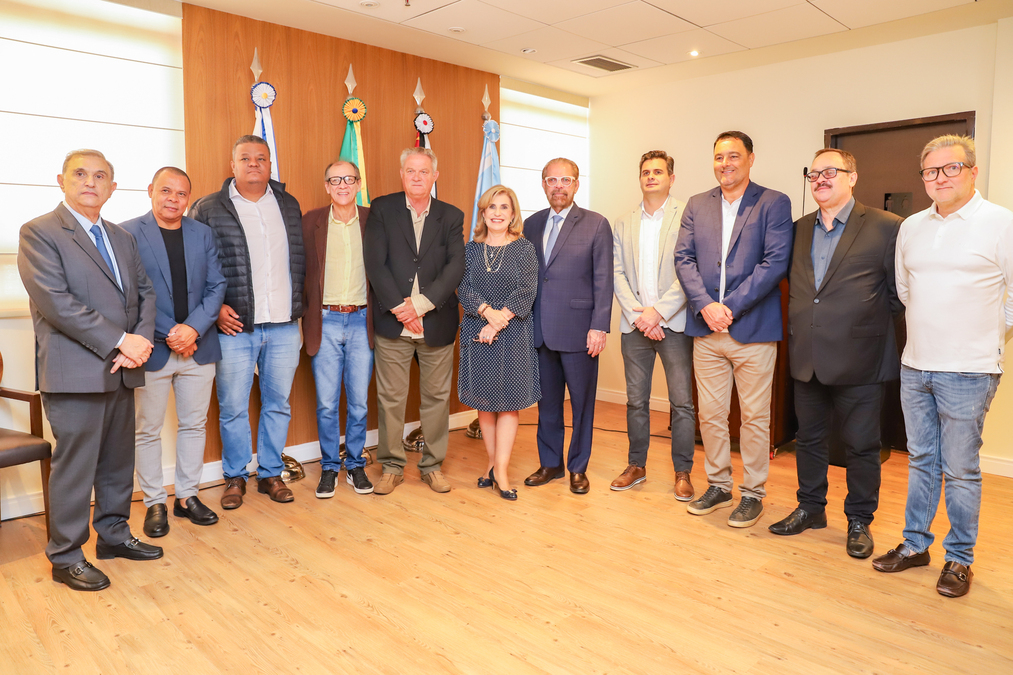 foto posada da Dra. Ana Paula, Reinaldo Bastos, e representantes de clubes paulistas