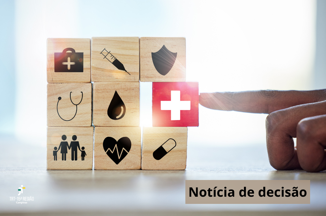 A imagem mostra blocos de madeira empilhados com ícones relacionados à saúde, como uma seringa, um escudo, um estetoscópio, uma gota de sangue, uma família, um coração com batimentos e um comprimido. Ao centro, destaca-se um bloco vermelho com uma cruz branca, símbolo universal da saúde, sendo empurrado por um dedo. No canto inferior esquerdo está o logotipo do TRT-15, e no canto inferior direito, a inscrição “Notícia de decisão”.