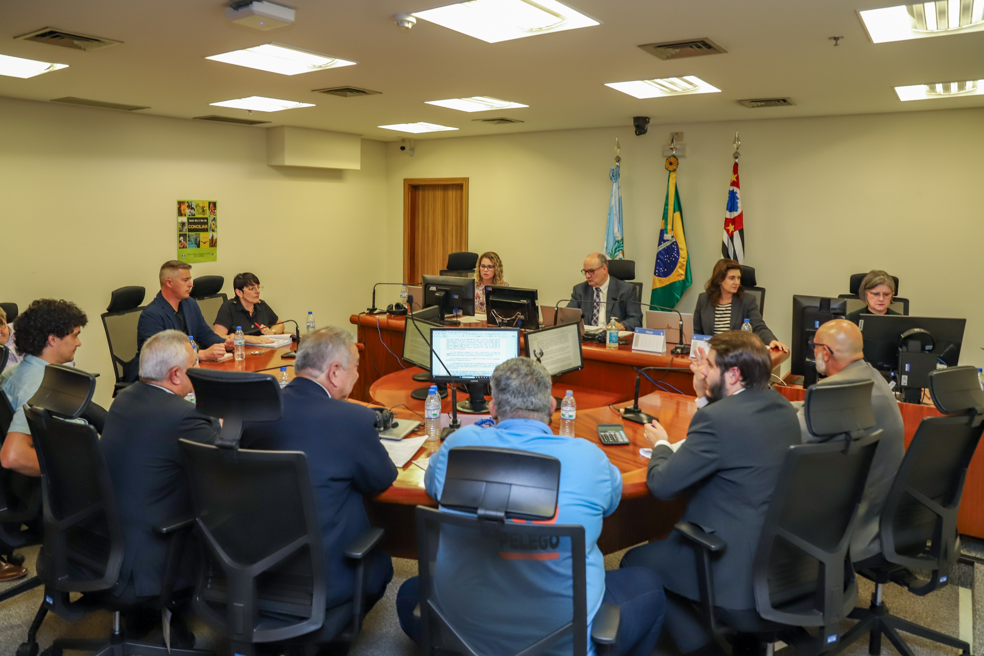 Dr. Canicoba preside a audiência na SDC com os representantes das partes e a juíza auxiliar, Dra. Ana Claudia