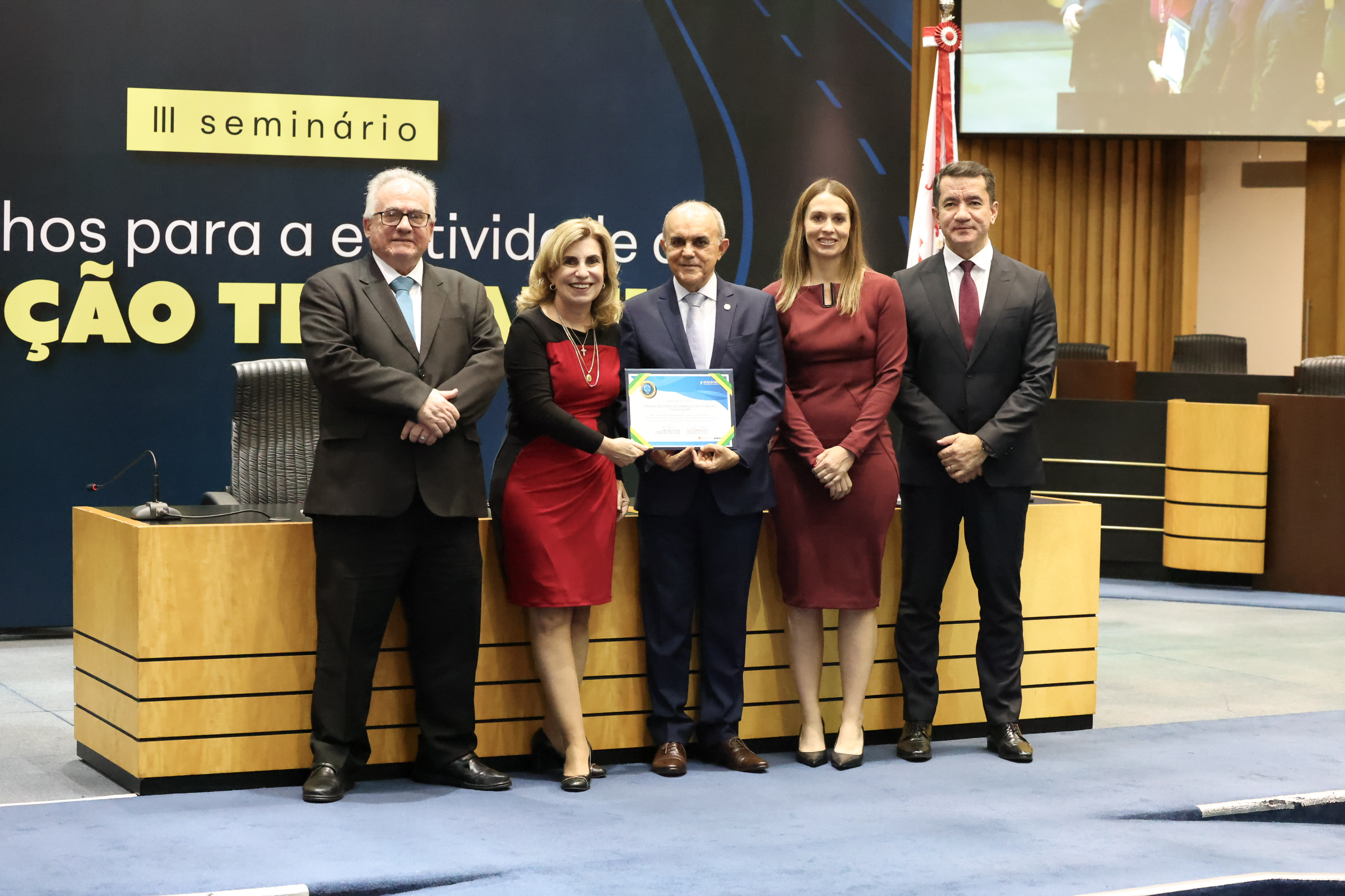 foto posada da Dra. Ana com os ministros, segurando o certificado. Também estão na foto Dr. Renan e mais uma mulher. Todos de pé.