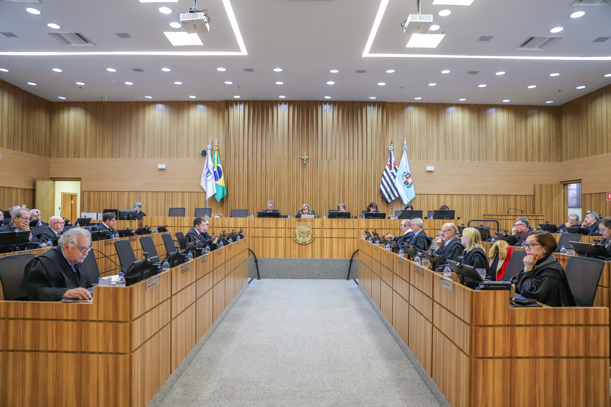 A foto retrata o Plenário do TRT-15.