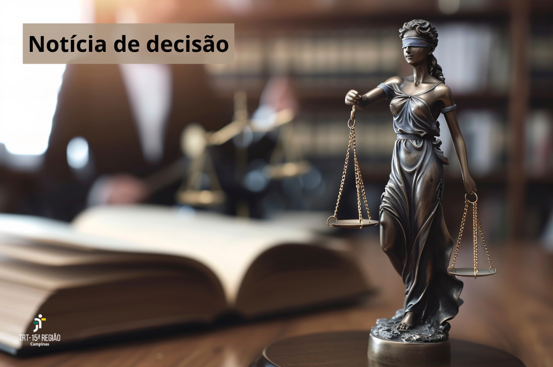 livros sobre a mesa com a estatua de justiça em primeiro plano, com os dizeres: notícia de decisão e logotipo do TRT-15