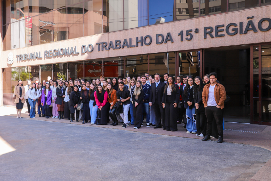 Estudantes posam na frente do edifício-sede do TRT-15.