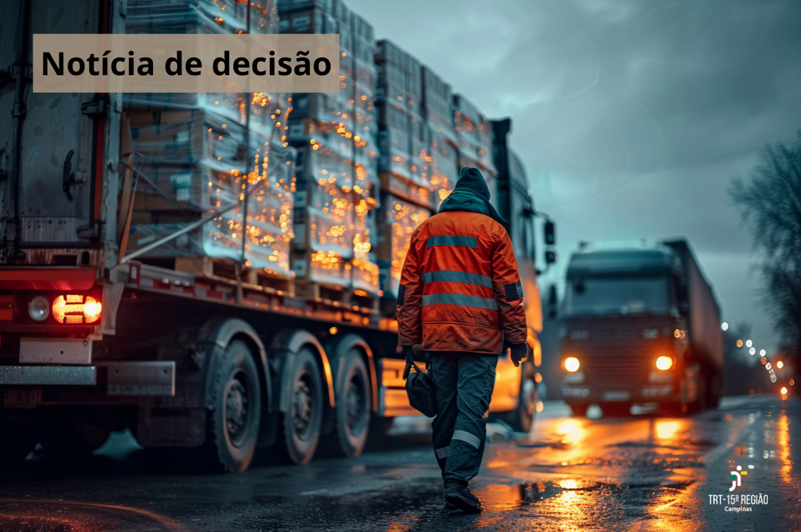 estrada ao anoitecer com um funcionário andando entre caminhões carregados de mercadoria