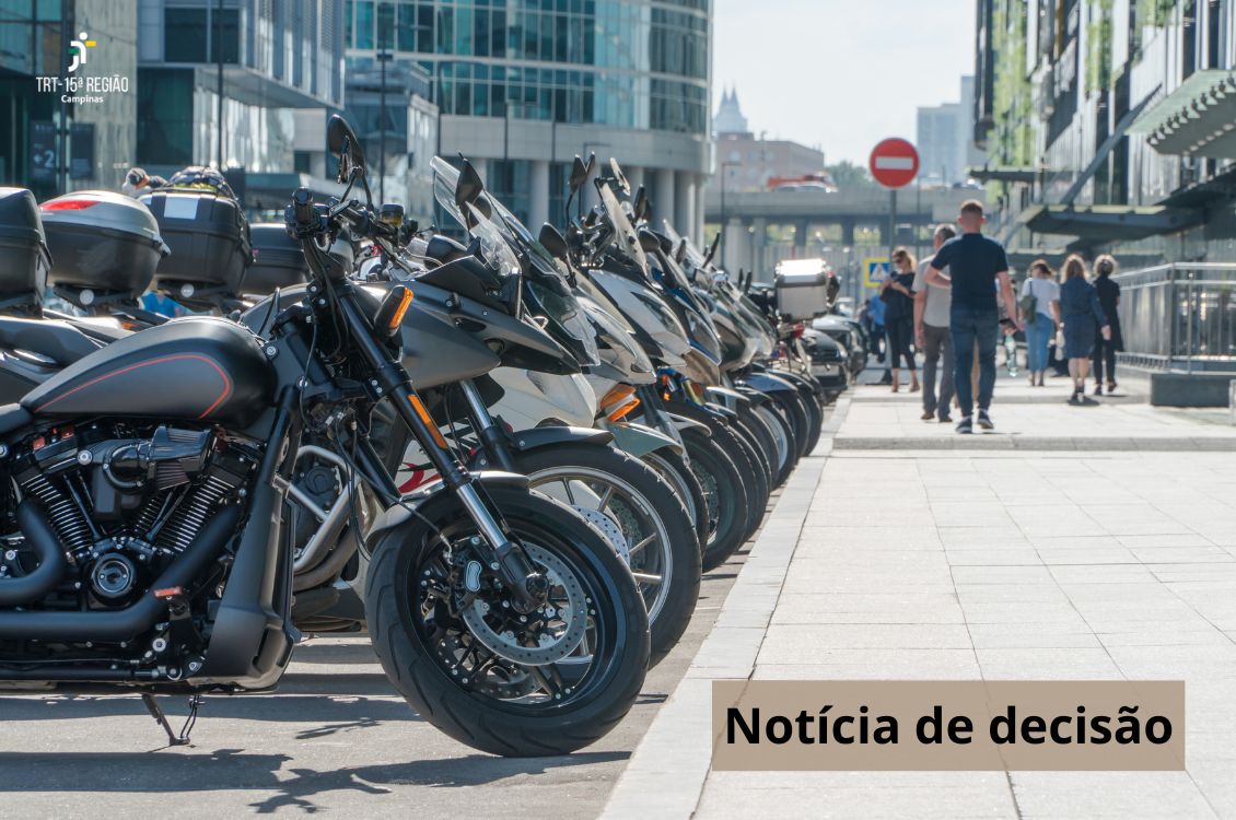 fila de motos estacionadas em via pública