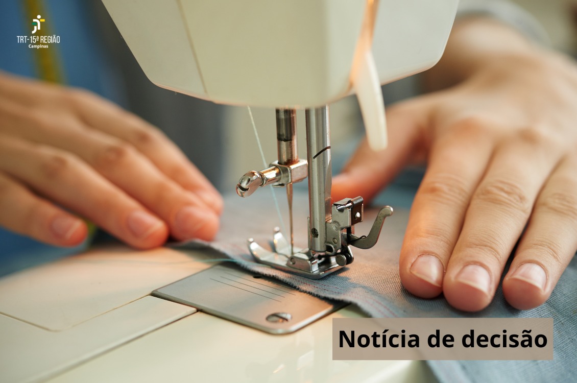 A imagem retrata a mão de uma mulher em uma máquina de costura.