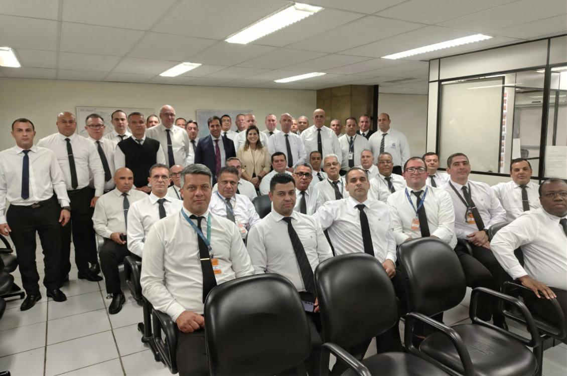 Foto posada dos motoristas com os magistrados que ministraram a roda de conversa sobre assédio