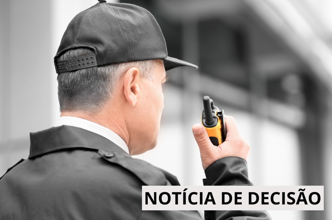 A foto retrata um vigilante trabalhando.