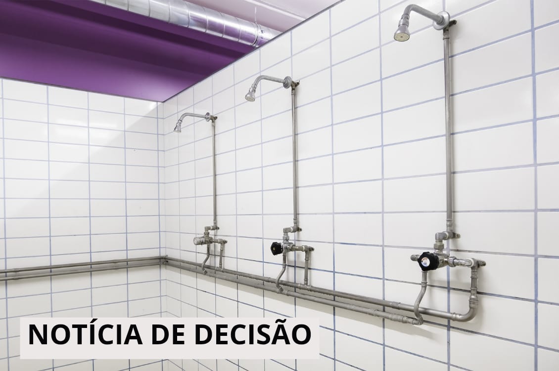 #ParaTodosVerem: ambiente fechado, com azulejos brancos e três chuveiros