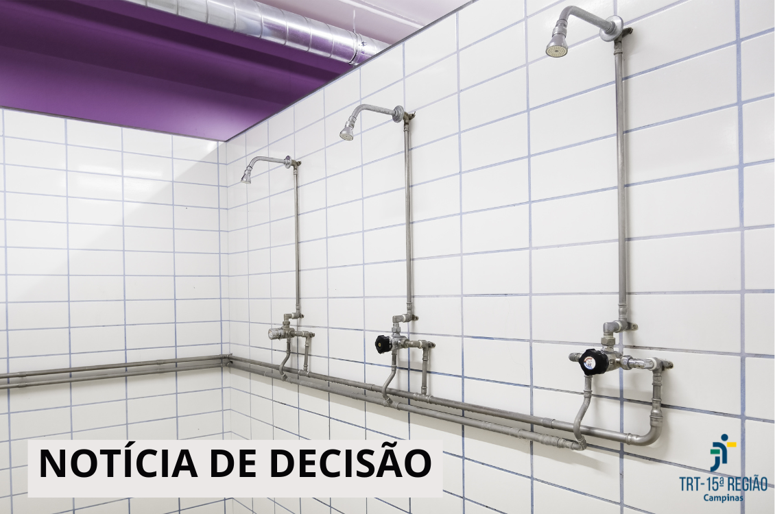 #ParaTodosVerem: ambiente fechado, com azulejos brancos e três chuveiros