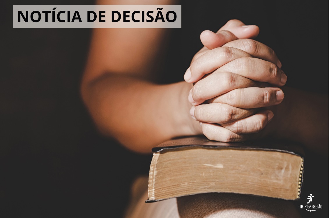 mãos cruzadas de uma mulher sobre uma bíblia