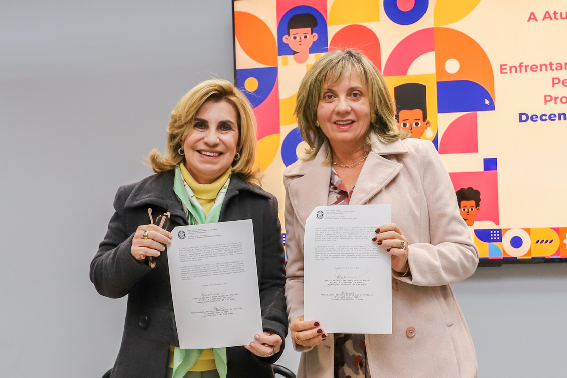 Dra. Ana e Dra. Alvamari exibem o documento assinado
