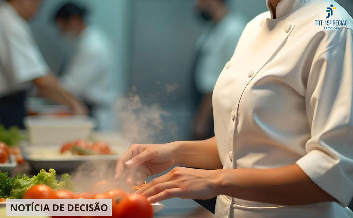 #ParaTodosVerem: mulher prepara alimentos em uma cozinha industrial