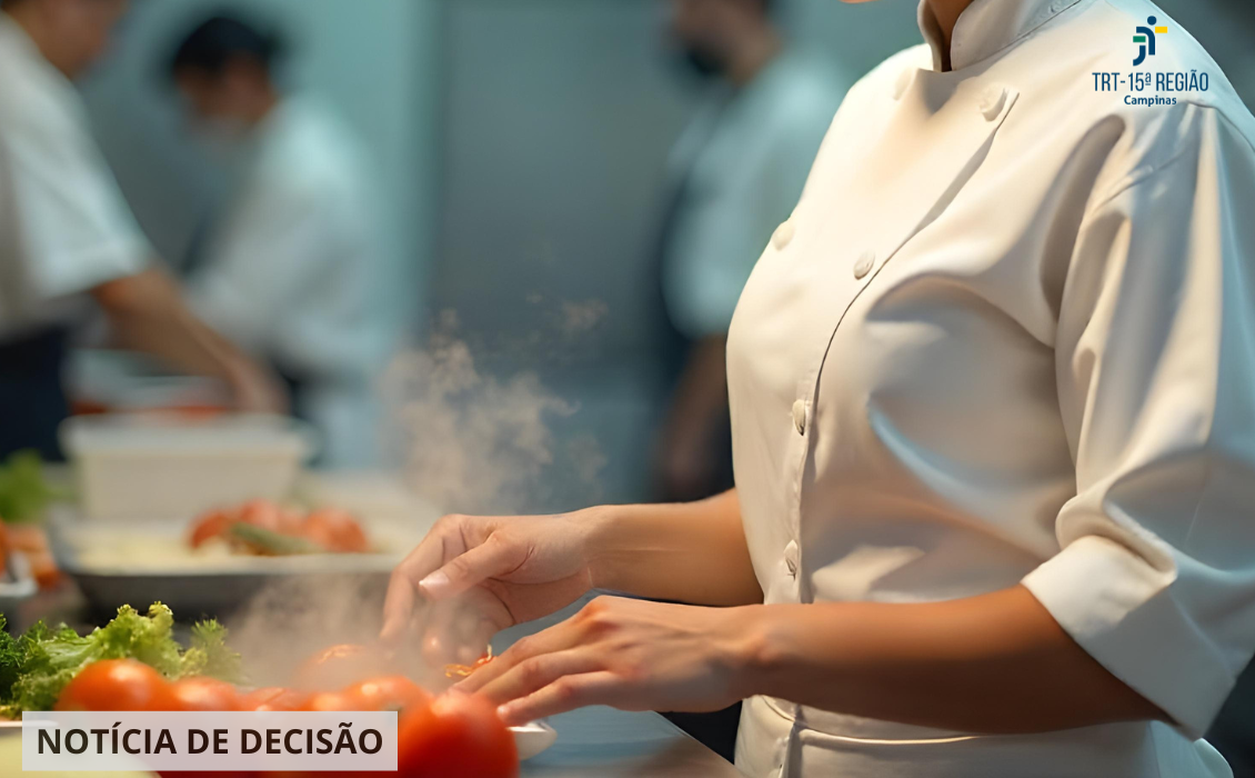 #ParaTodosVerem: mulher prepara alimentos em uma cozinha industrial