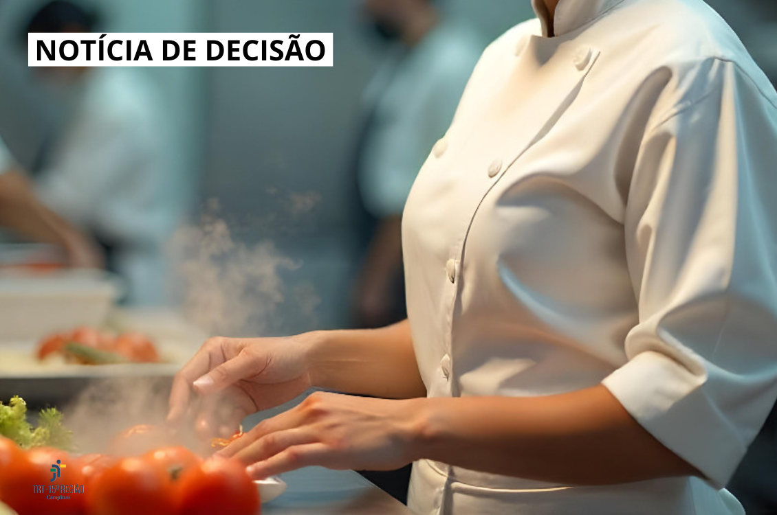 imagem de uma cozinheira uniformizada e sem rosto na bancada lidando com tomates