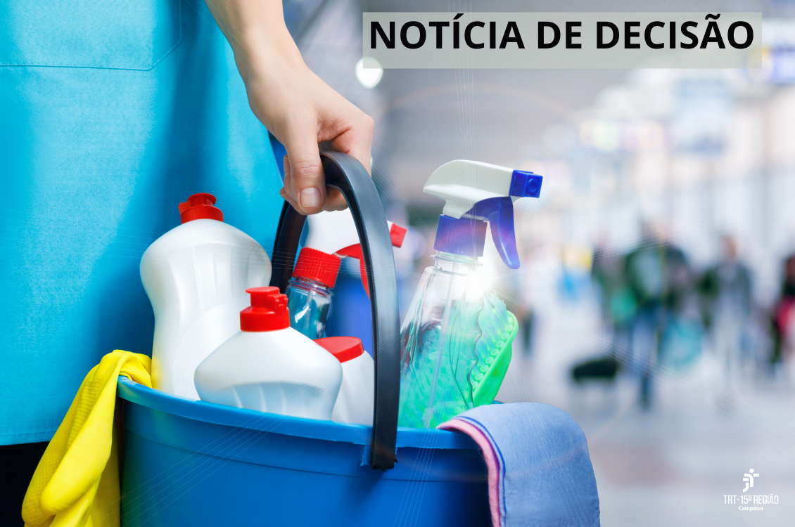 braço de uma mulher carregando produtos de limpeza em um balde