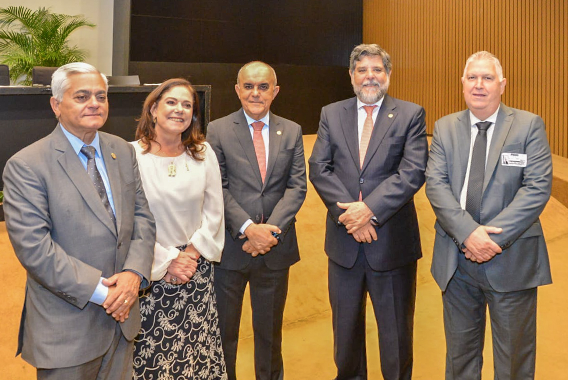 #ParaTodosVerem: cinco pessoas posam para foto em um ambiente fechado.