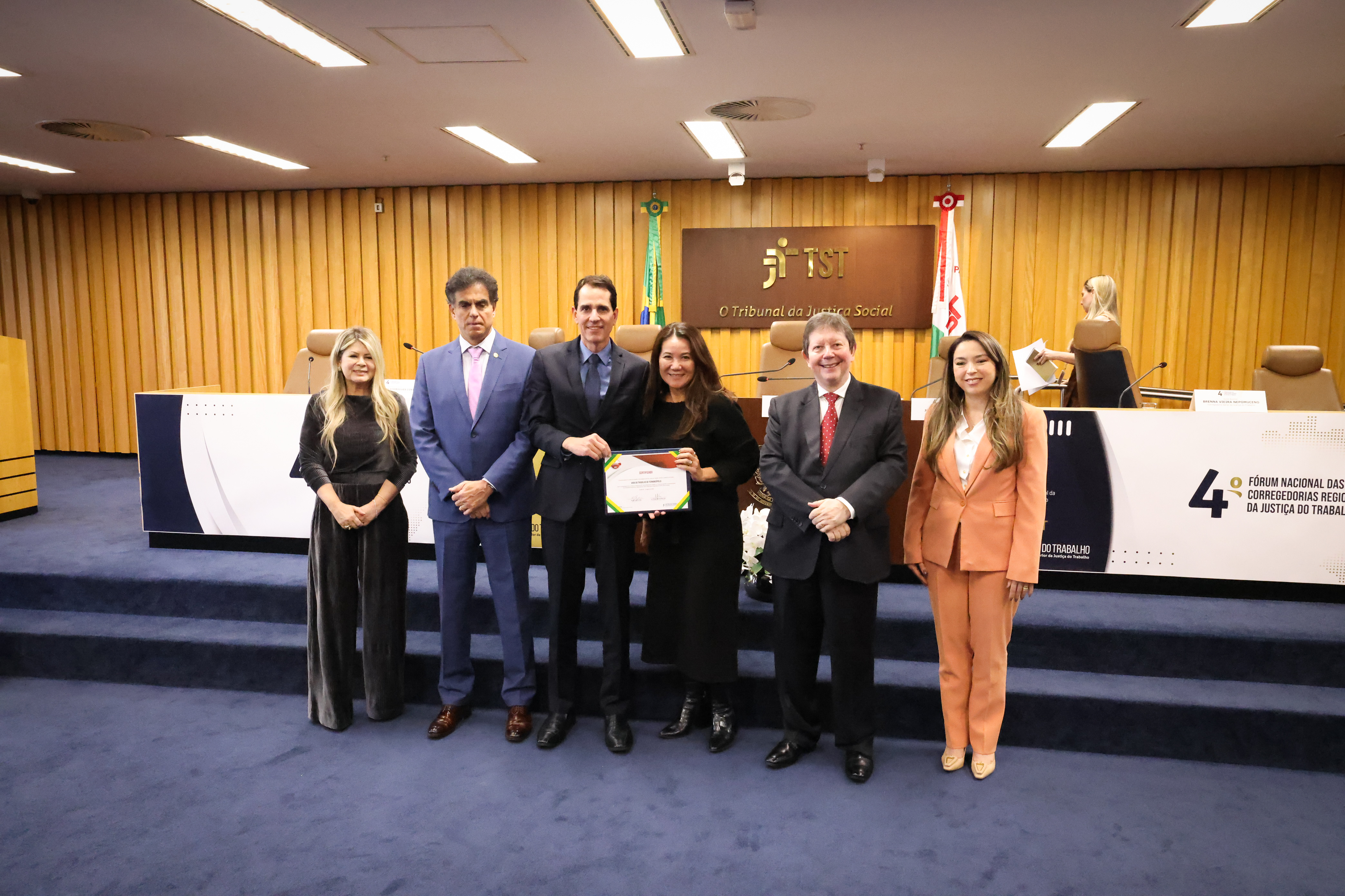 *ParaTodosVerem: seis pessoas posam para foto