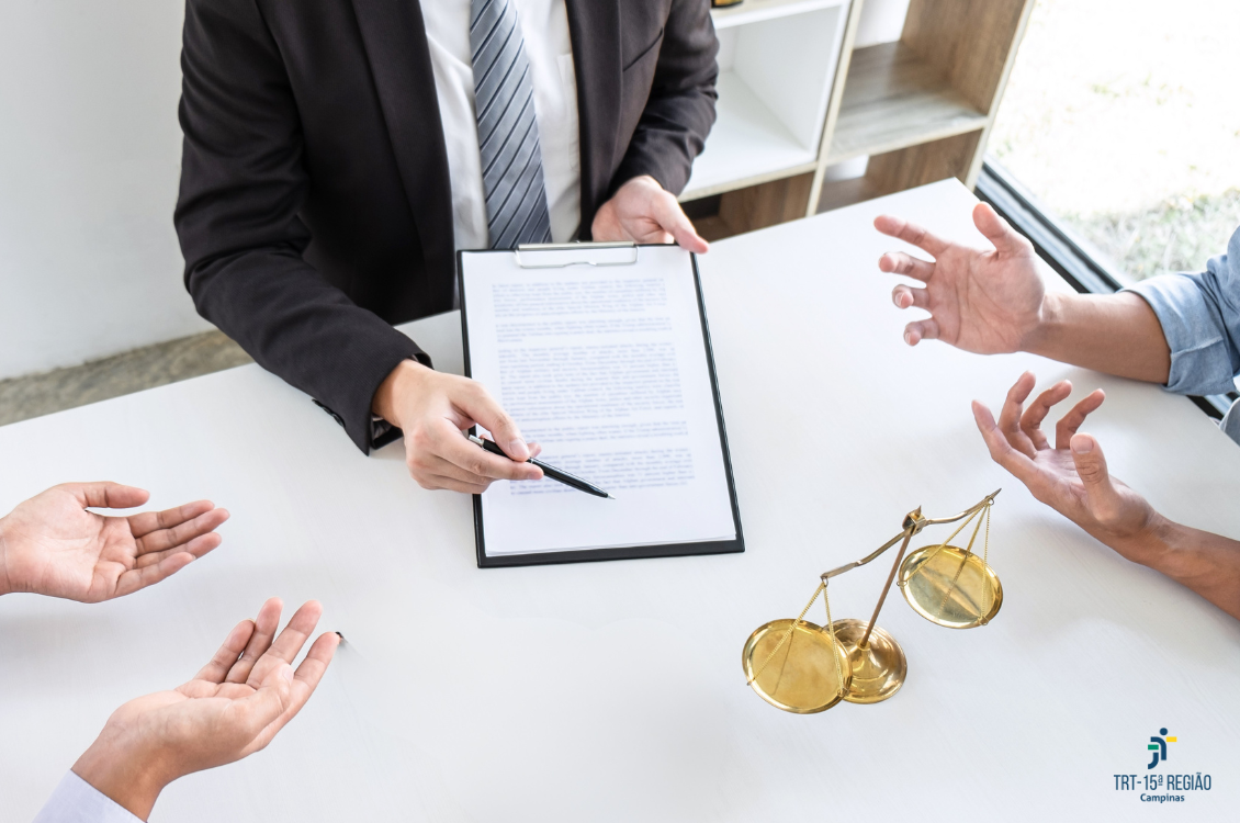 homem com gravata mostra um mandado para outras duas pessoas