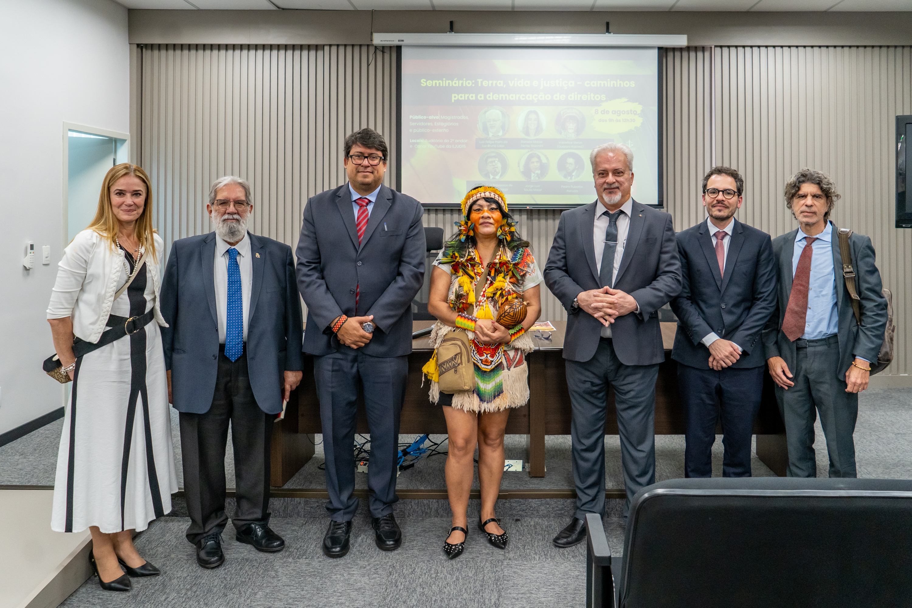 #ParaTodosVerem: sete pessoas posam para foto no auditório da EJud-15