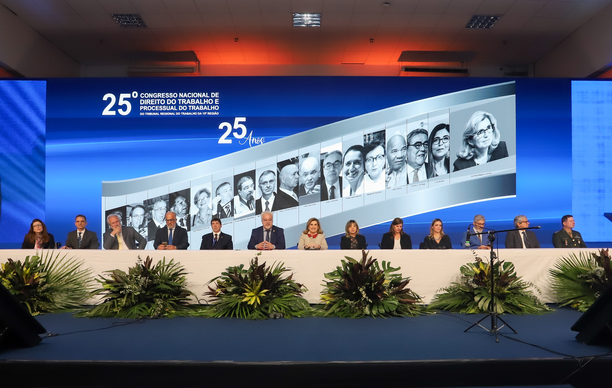 Autoridades compõem a mesa de abertura do 25º Congresso Nacional de Direito do Trabalho e Processual do Trabalho do TRT-15.