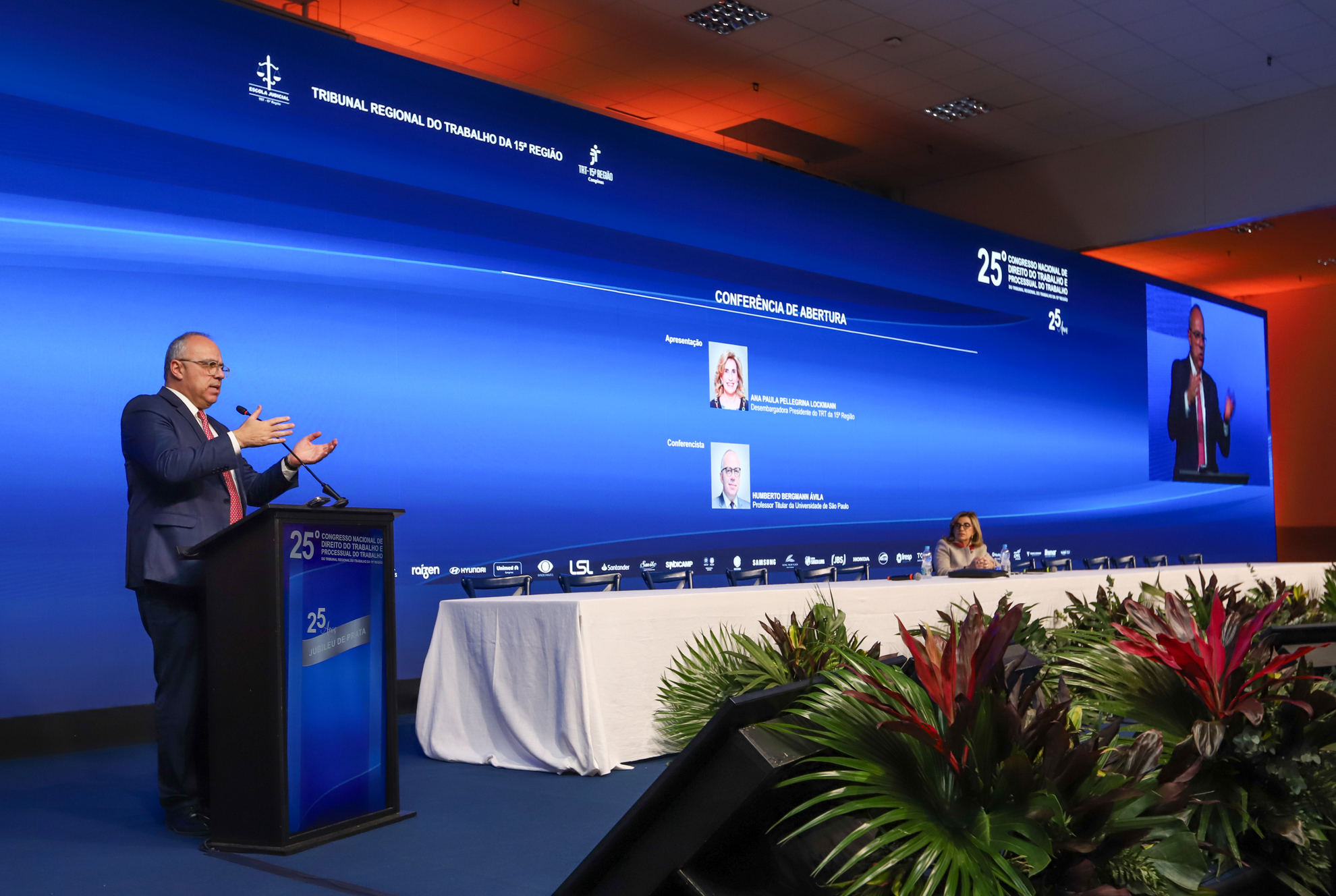 O professor titular da Universidade de São Paulo, Humberto Bergmann Ávila, ministra a conferência de abertura do 25º Congresso Nacional de Direito do Trabalho e Processual do Trabalho, ao lado da presidente do TRT-15, desembargadora Ana Paula Pellegrina Lockmann