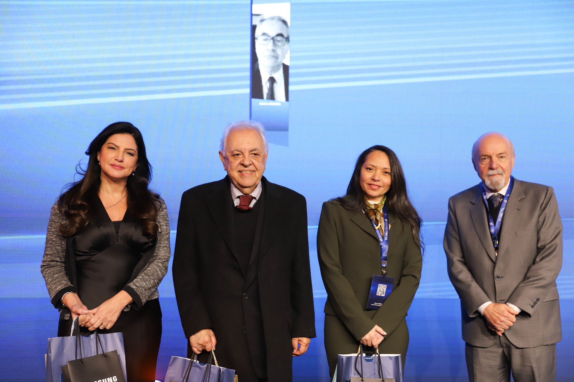 "Os participantes do primeiro painel do 25º Congresso Nacional de Direito do Trabalho e Processual do Trabalho do TRT-15 — Luciana Nunes Freire Kurtz, Renato Rua de Almeida, Vivian Brito de Mattos e o mediador, desembargador Gerson Lacerda Pistori — posam para foto no evento"