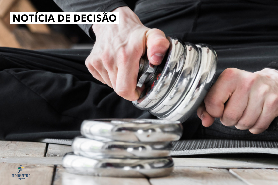 mãos manipulando um equipamento de alumínio