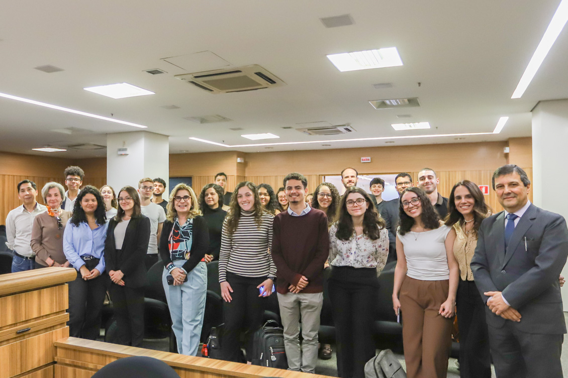 A presidente Ana Paula posa para foto com os estudantes.